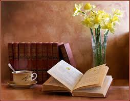 libro su tavolo con tazza di caffè e fiori