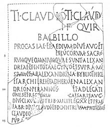 riproduzione di tavoletta che riporta l'iscrizione di quando Cesare arrivò ad Alessandria e la biblioteca c'era ancora