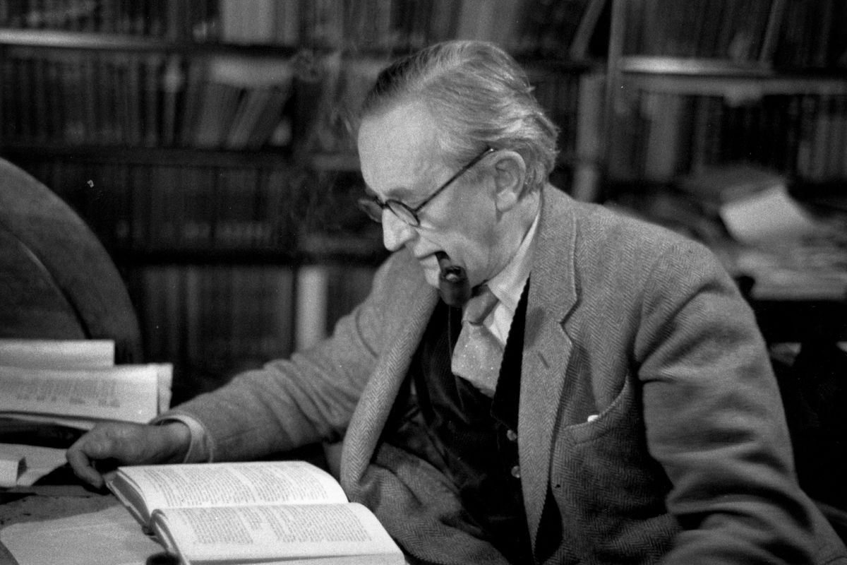 J.R.R. Tolkien mentre scrive