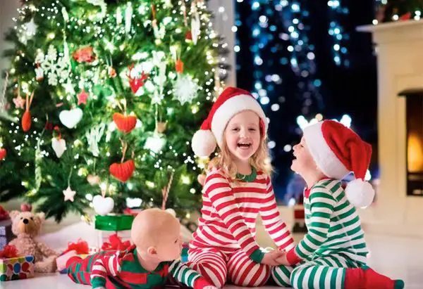 bambini sotto l albero