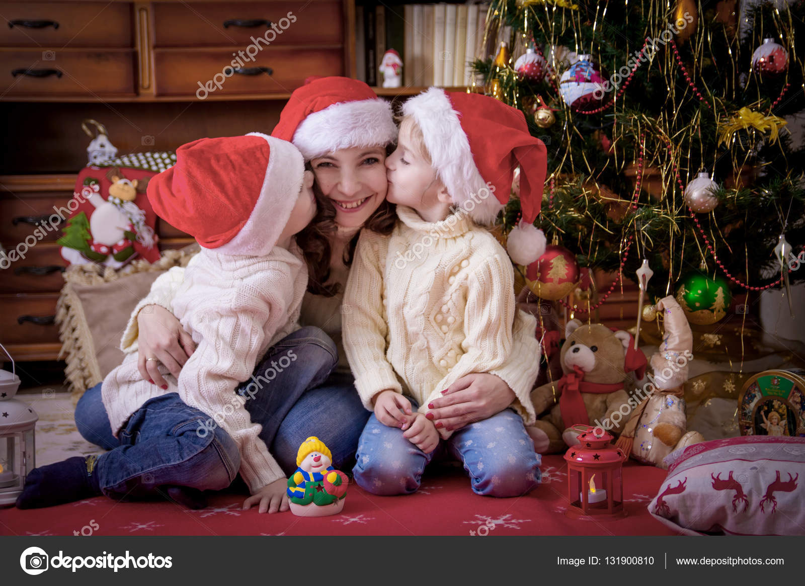 mamma che bacia i suoi bambini