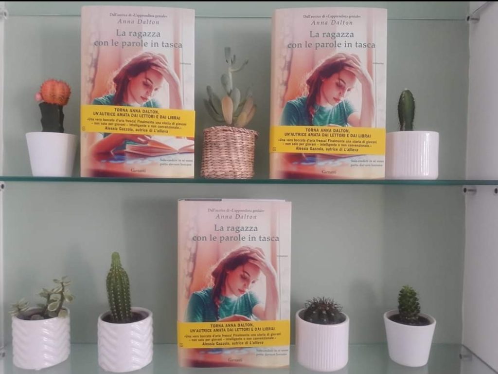 Copertina di La ragazza con le parole in tasca