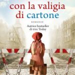 La bambina con la valigia di cartone