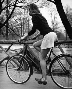 donna in bici