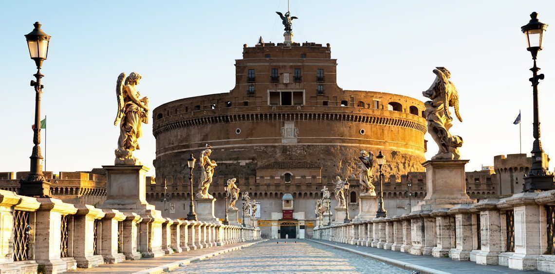 Castel Sant'Angelo a Roma, nato come mausoleo dell'imperatore Adriano