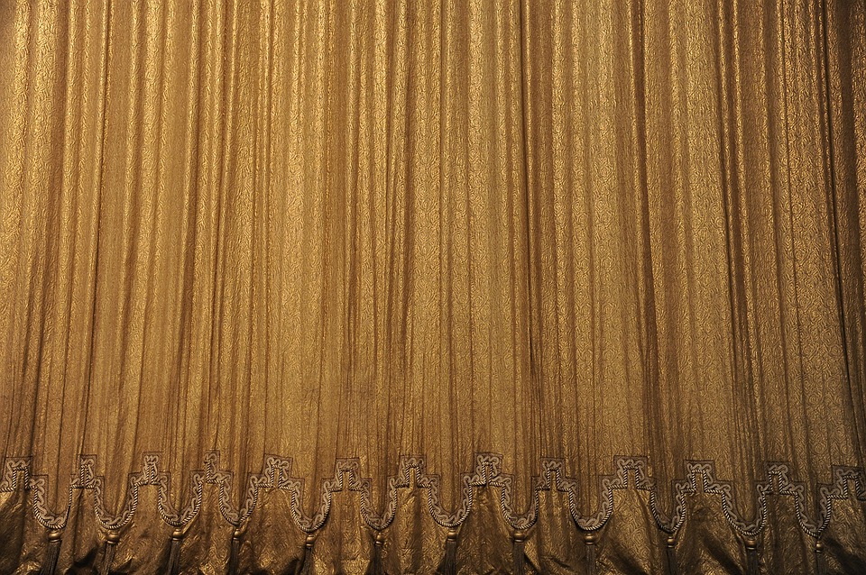 Palcoscenico teatrale, linguaggio da cui nasce il progetto Le Mostre