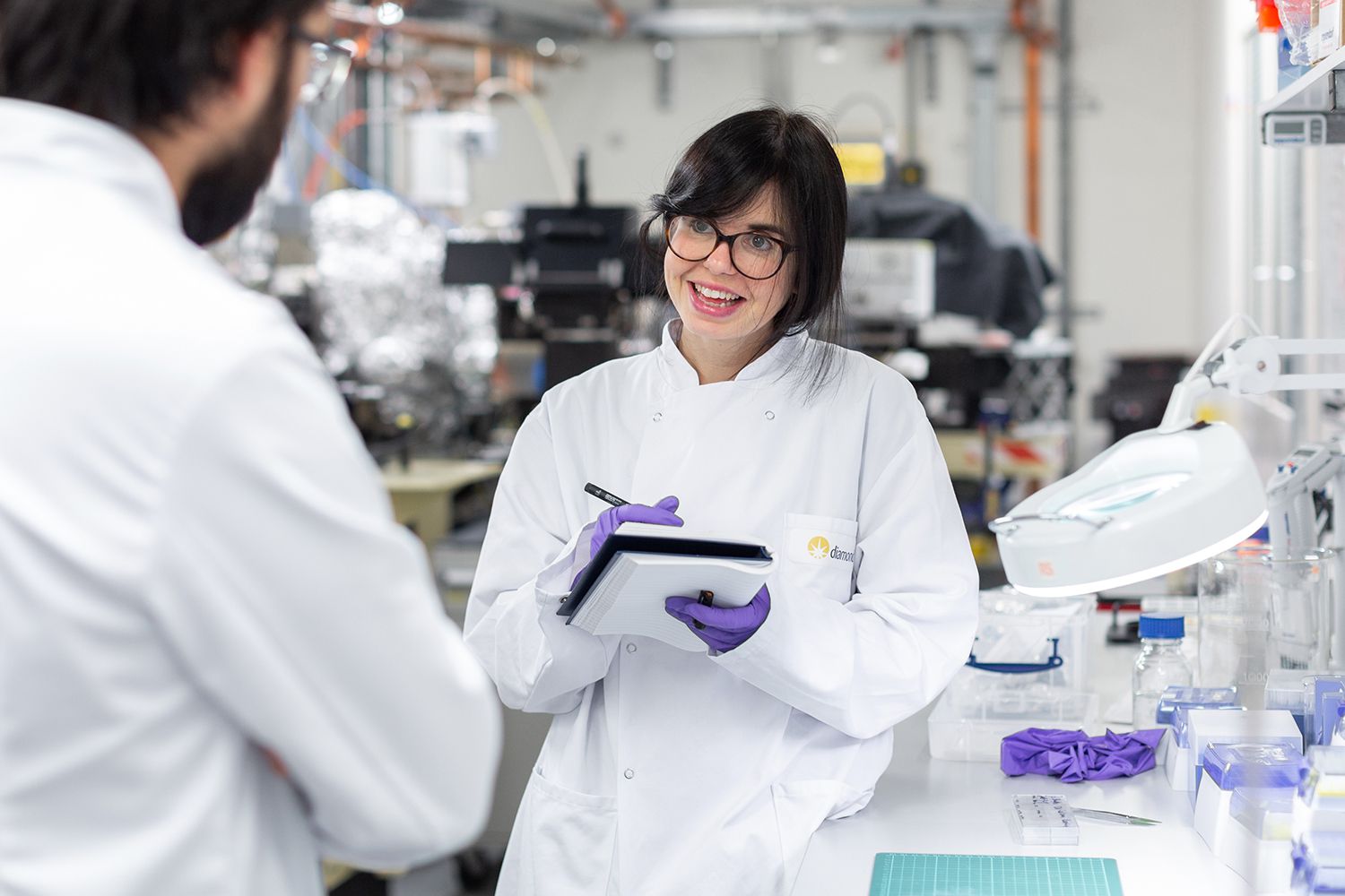 Lifestyle: Jess Wade, la fisica che ha scritto più di mille biografie di altre scienziate