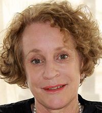 Se ci fermiamo un momento a riflettere, ci rendiamo conto di quanto Philippa Gregory abbia influenzato la narrativa storica moderna. I suoi racconti, che uniscono intrighi di potere a dettagli storici ben documentati, ci hanno sempre incollati alle pagine dei suoi libri. Ci chiediamo cosa abbia in serbo per noi ora che è ritornata sotto l'egida di HarperCollins. Vuoi scoprire anche tu cosa rende speciale questa autrice?