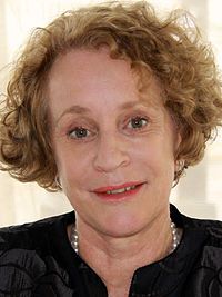 Se ci fermiamo un momento a riflettere, ci rendiamo conto di quanto Philippa Gregory abbia influenzato la narrativa storica moderna. I suoi racconti, che uniscono intrighi di potere a dettagli storici ben documentati, ci hanno sempre incollati alle pagine dei suoi libri. Ci chiediamo cosa abbia in serbo per noi ora che è ritornata sotto l'egida di HarperCollins. Vuoi scoprire anche tu cosa rende speciale questa autrice?