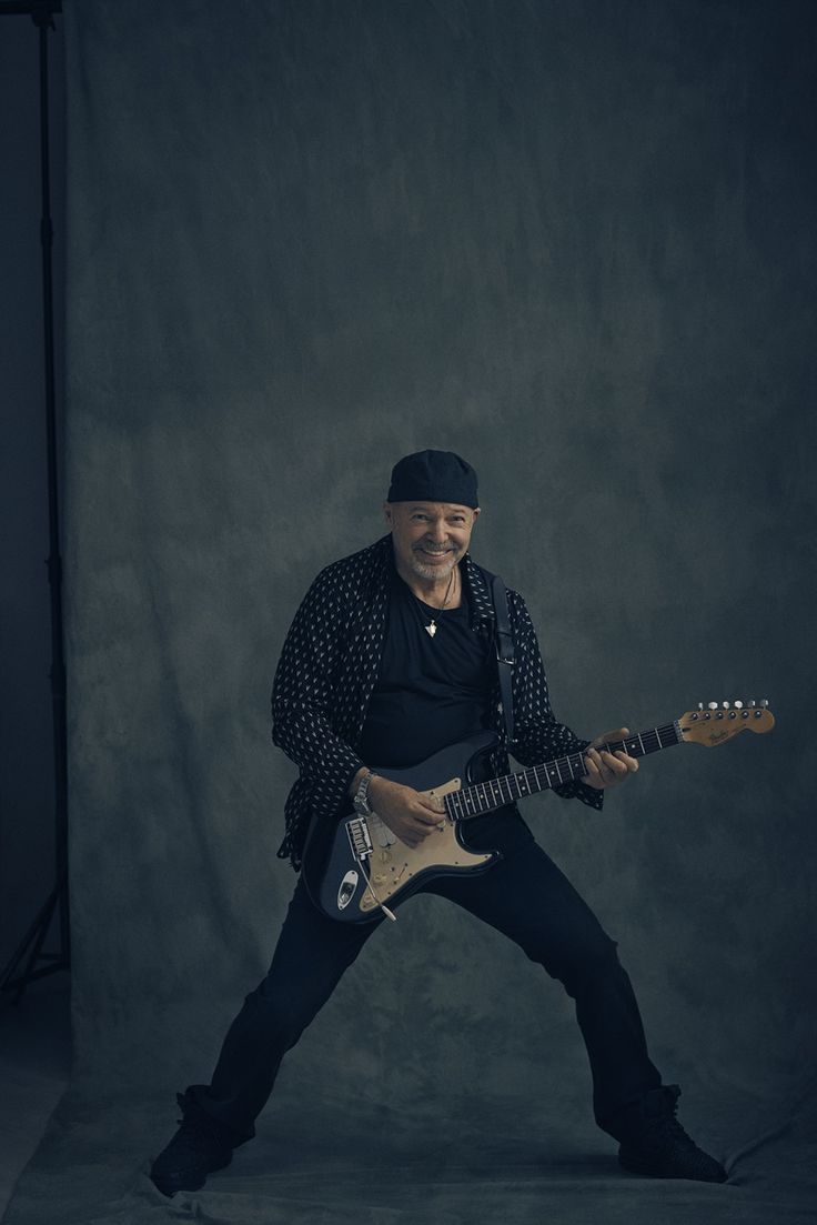 Vivere / Living di Vasco Rossi: un libro d’arte tra musica e poesia