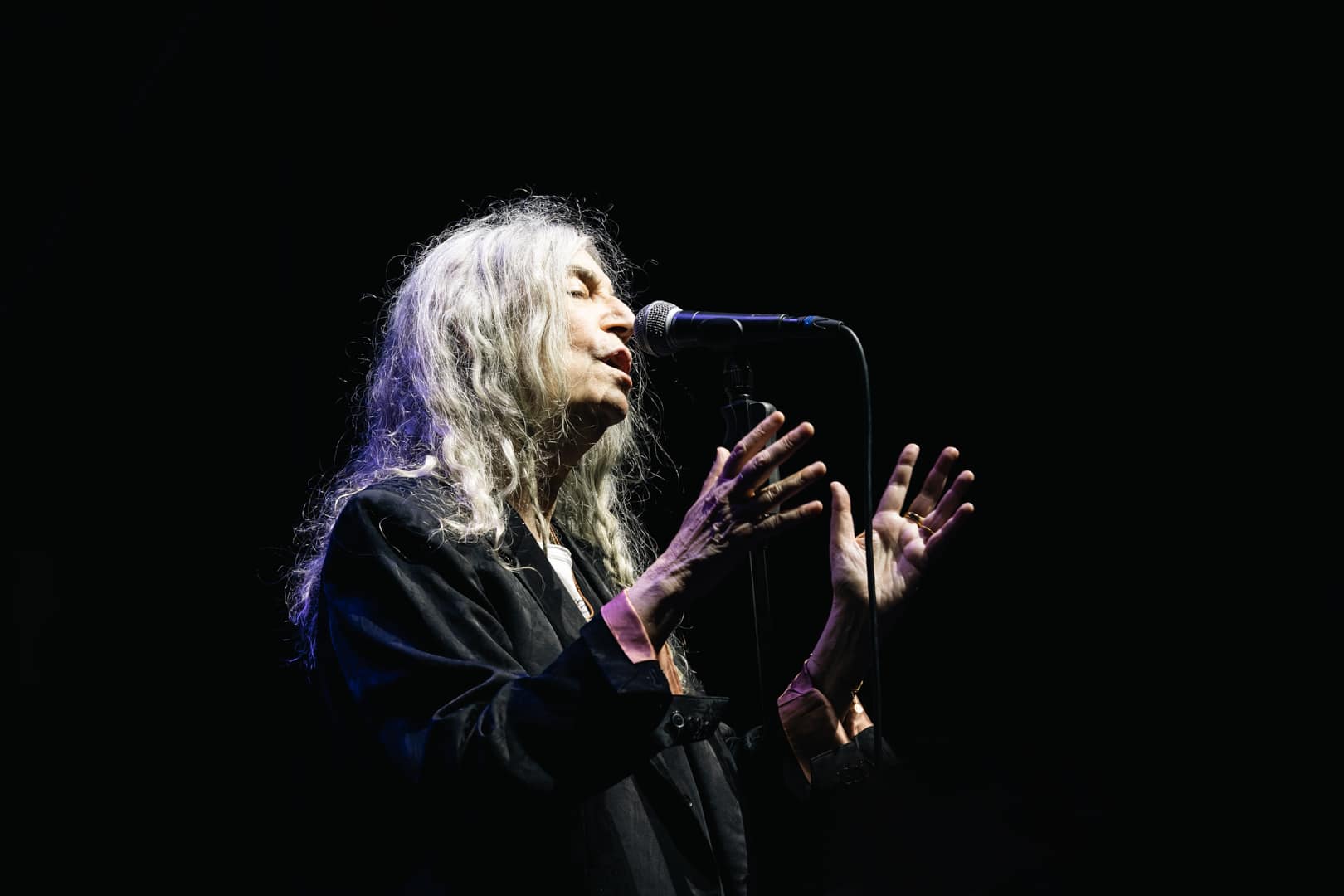 Lifestyle. Patti Smith, tra angeli e memorie: il 4 novembre esce il suo nuovo memoir Il pane degli angeli