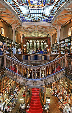 Dua Lipa apre la Manifesto Library: una biblioteca di libri proibiti nella storica Livraria Lello di Porto