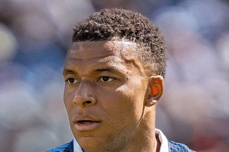 Perché non esiste ancora una biografia italiana di Mbappé (e cosa leggere nel frattempo)