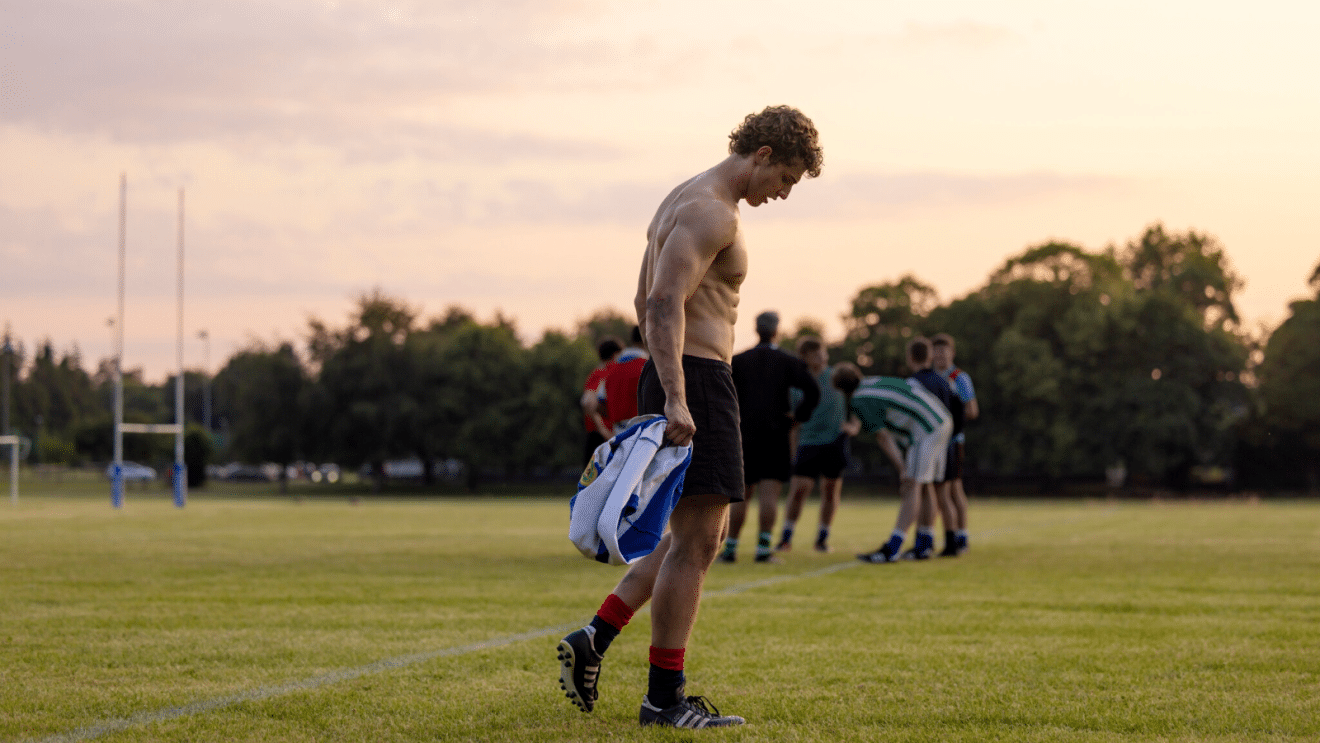 Johnny Kavanagh sul campo da rugby nella serie Boys of Tommen di Prime Video