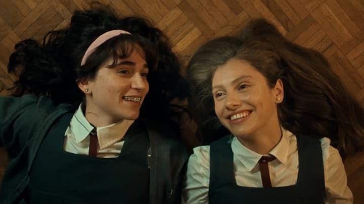 Ana e una ragazza nella serie Catedrales su Prime Video