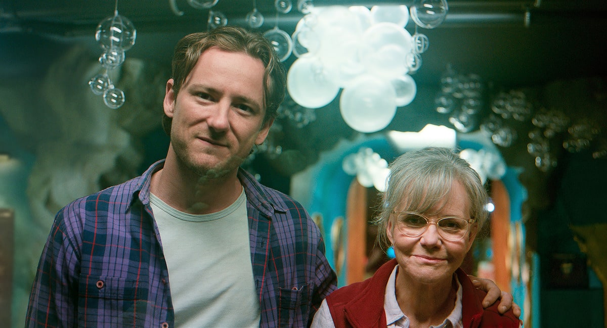 Cameron e Tova nel film Creature luminose
