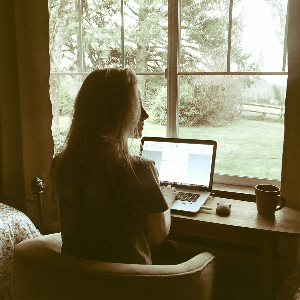 Hallie Shepherd durante il lavoro di scrittura