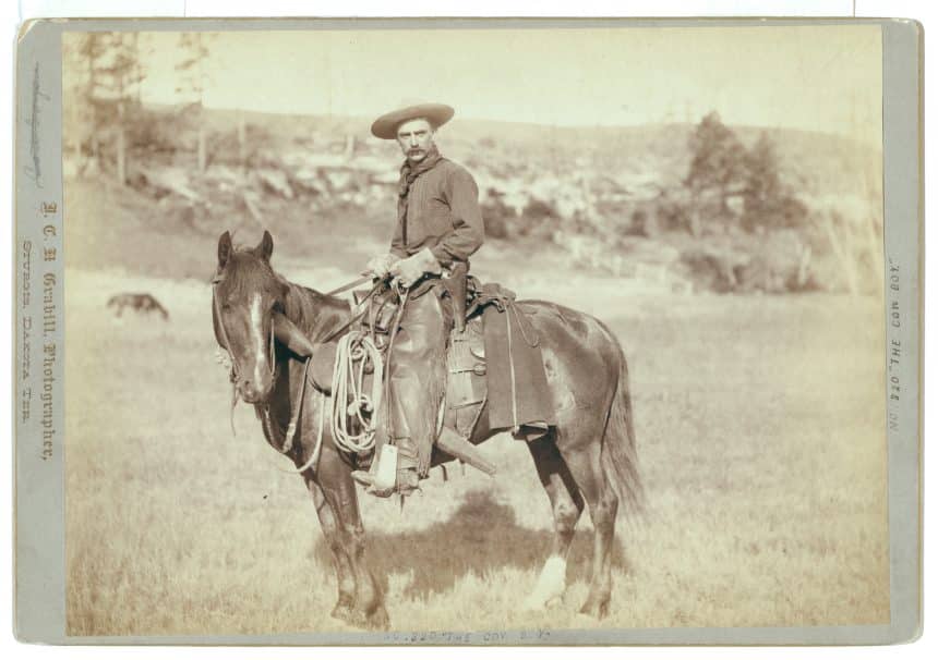 Cowboy a cavallo nel West americano, fotografia storica di John C. H. Grabill