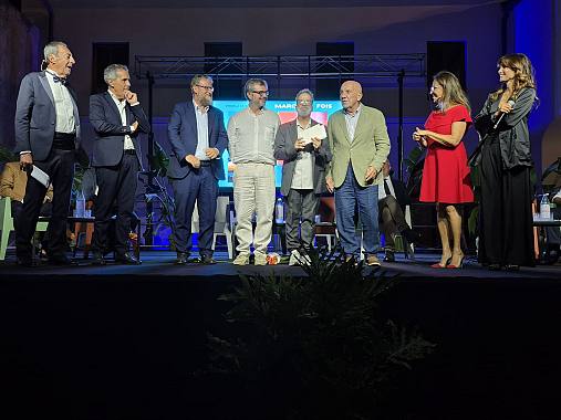 Marcello Fois premiato al Premio Brignetti 2026 da Carlo Degli Esposti