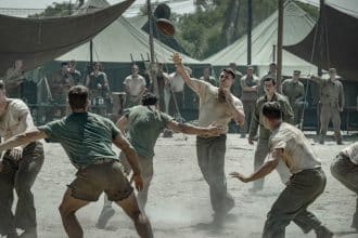 Marines giocano a football nella ricostruzione del Mosquito Bowl del 1944