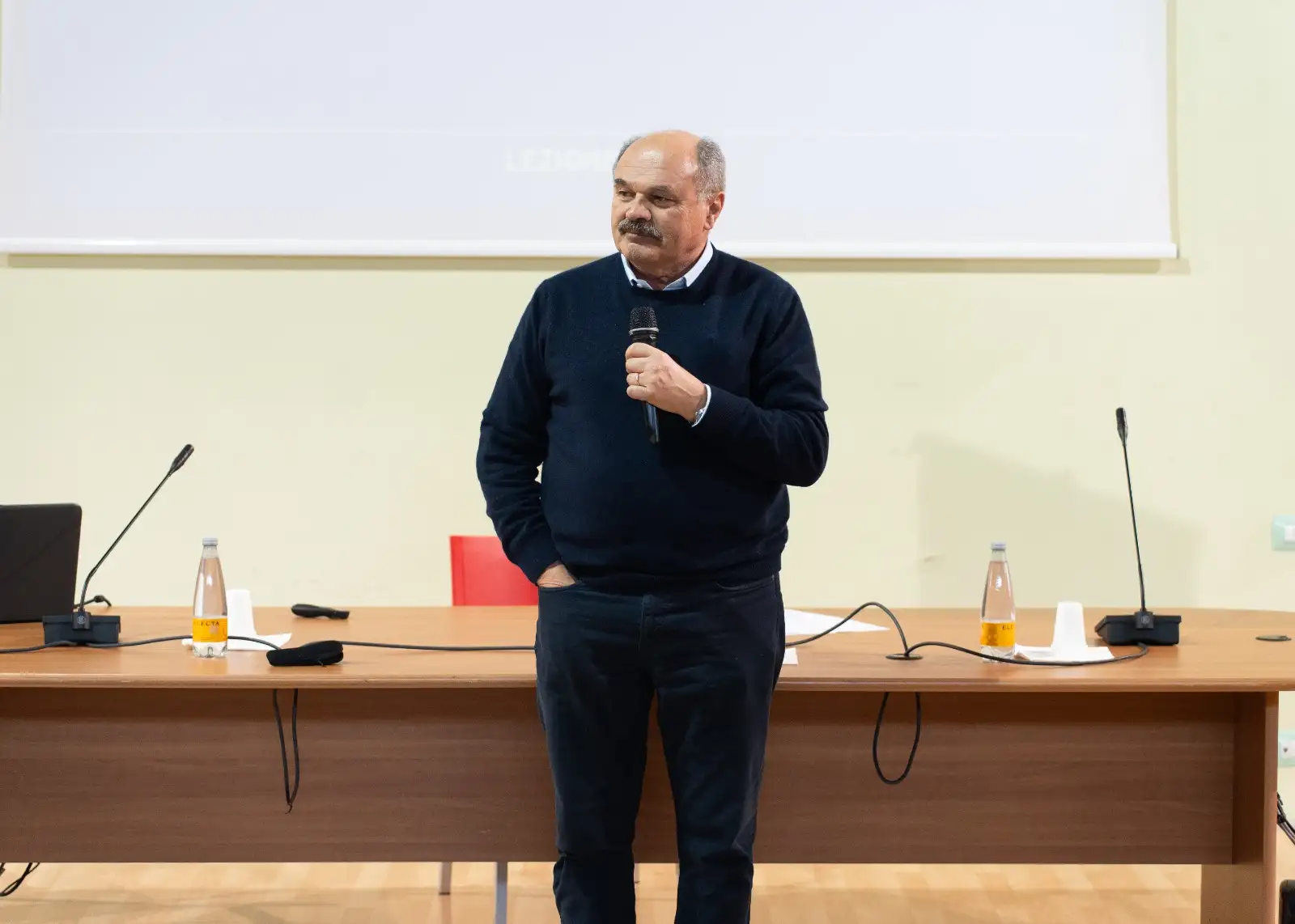 Oscar Farinetti presenta Omero non deve morire