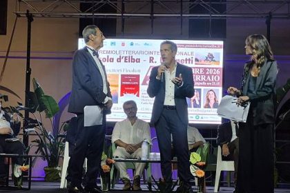 Marcello Fois vincitore del Premio Brignetti 2026 con organizzatori e conduttori