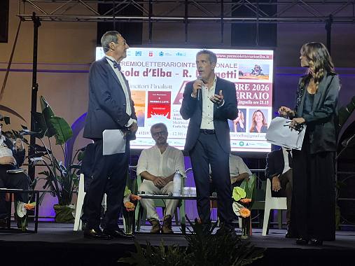 Marcello Fois vincitore del Premio Brignetti 2026 con organizzatori e conduttori