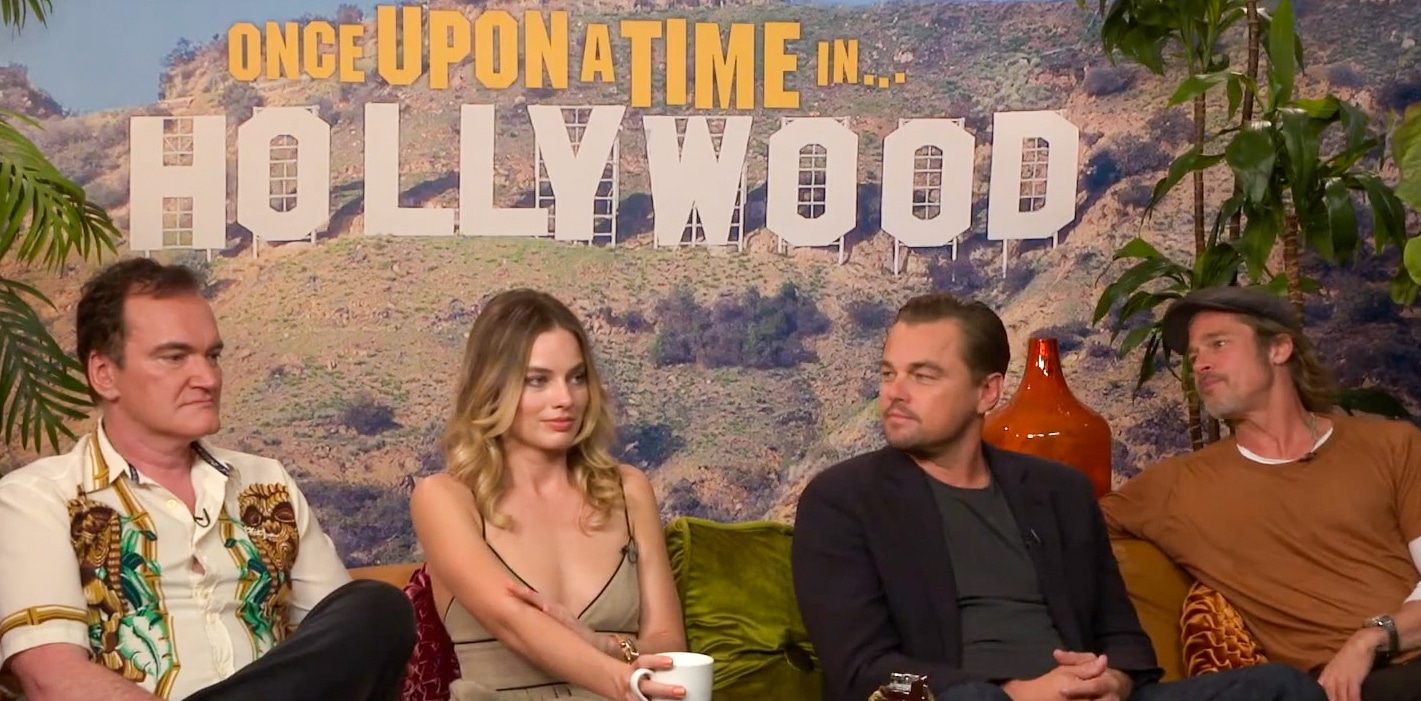 Quentin Tarantino e Brad Pitt con il cast di C'era una volta a Hollywood