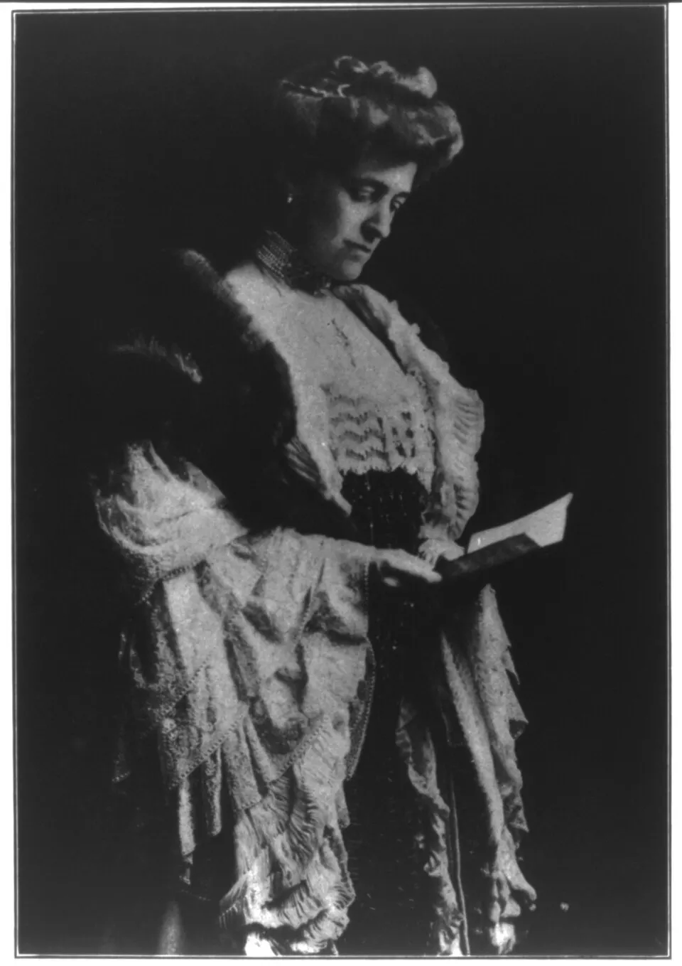 Ritratto storico in bianco e nero di Edith Wharton, autrice del racconto The Men Who Saved the World