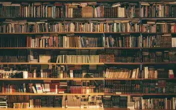 Scaffali di libri, immagine illustrativa per il saggio Trenta secondi per stare bene